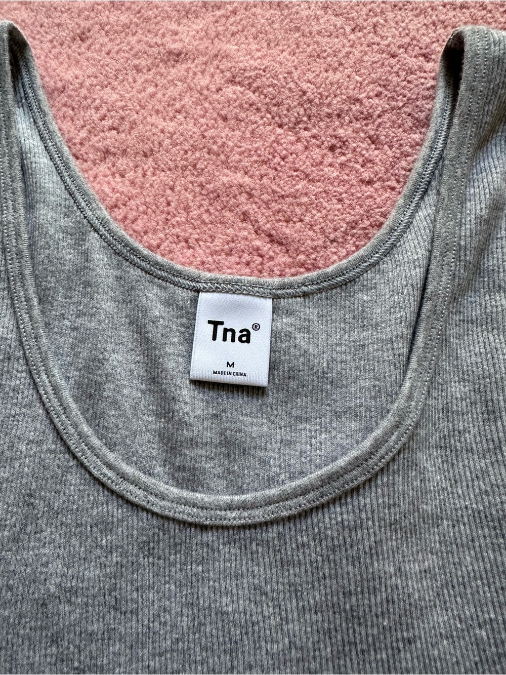 NWT Aritzia Cropped Scoopneck Rib Tank Heather Dover Grey - Picture 2 of 3